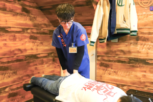 セントラルウッズ整骨院　中央林間院の骨盤矯正施術の施術風景画像です。