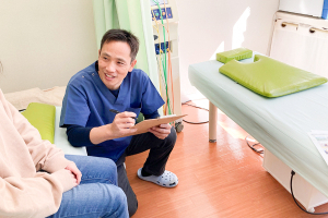 こながや整骨院静岡市葵院の肩こり施術のカウンセリング風景の画像