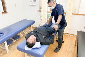 河村接骨院　浜松浜名区院の施術風景画像