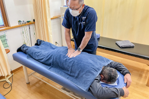 河村接骨院　浜松浜名区院の腰痛に対する施術風景画像