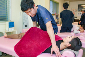 神尾鍼灸整骨院　富士本院の骨盤矯正施術の施術風景画像です。