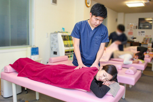 神尾鍼灸整骨院　富士本院の肩こりの施術風景画像です。