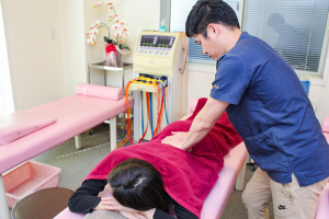 神尾鍼灸整骨院　富士本院の腰痛の施術風景画像です。