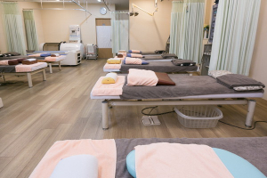 山原はりきゅう接骨院であん摩マッサージ指圧を受ける内観画像