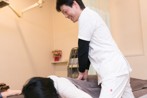 山原はりきゅう接骨院の腰痛の施術風景画像です。