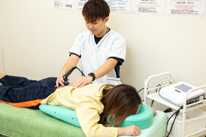 いいな鍼灸整骨院のぎっくり腰の施術風景画像です。