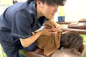 むげん整骨院 ・鍼灸院　草津の整体の施術風景画像です。
