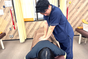 むらかみ整骨院・鍼灸院　京田辺の整体の施術風景画像です。