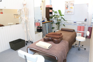 はせがわ堀江整骨院で整体施術を受ける内観画像