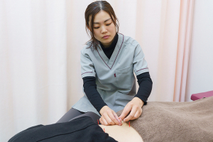 あい鍼灸院・接骨院　桃谷院の鍼灸施術の施術風景画像です。
