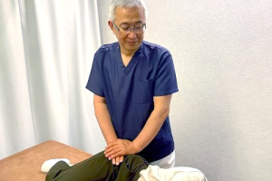 緑橋うららか鍼灸整骨院・整体院の腰痛の施術風景画像です。