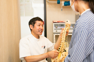 明治鍼灸整骨院阿倍野院のカウンセリング風景の画像