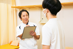 はばたき鍼灸整骨院のカウンセリング風景画像です。