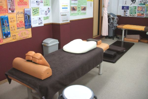 健志整骨院 十三院で整体施術を受ける内観画像