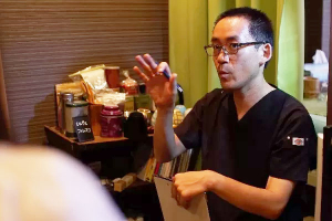 鍼灸院フォレスタの整体のカウンセリング風景画像です。