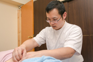 もり鍼灸院の肩こりの施術風景画像です