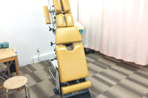 みなみ鍼灸整骨院　本院のトムソンベッドの内観画像