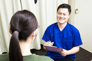 ＶＩＶＡ鍼灸接骨整体院　東岸和田院（旧：ＷＩＮ鍼灸整骨院）のカウンセリング風景画像です。