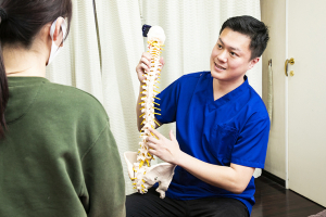 ＷＩＮ鍼灸整骨院の骨盤矯正施術の施術風景画像です。