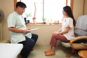 森愈庵（しんゆあん）の整体のカウンセリング風景画像です。