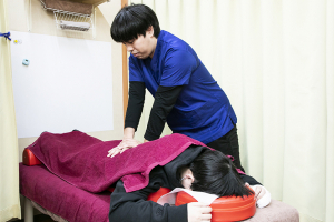 あさい鍼灸整骨院の骨盤矯正の施術風景画像です。