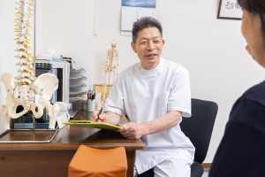 あべ鍼灸整骨院 神戸駅院のカウンセリング風景