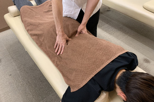 門司駅やわらぎ整骨院・整体院・鍼灸院の整体の施術風景画像