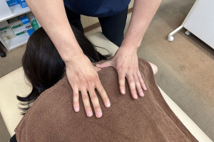 門司駅やわらぎ整骨院・整体院・鍼灸院の肩こりに対する施術風景画像