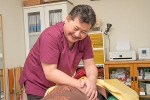 美容整体　リ・フレッシュのぎっくり腰の施術風景画像です。