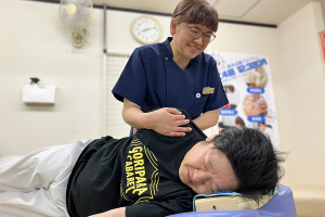 湯川鍼灸整骨院　安部山院の肩こりに対する施術風景画像