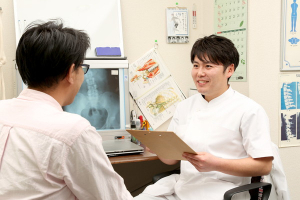 長野カイロプラクティック 博多院の整体のカウンセリング風景画像です。