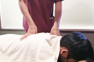 リカバリー整骨院　二日市院の整体の施術風景画像です