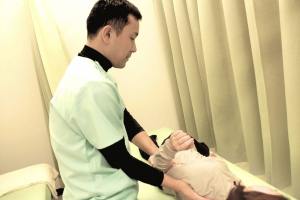 リカバリー整骨院　二日市院の腰痛の施術風景画像です