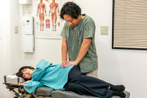 くすの樹接骨院　鳥栖院の施術風景画像