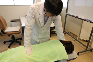 大阪西区カイロプラクティックの腰痛の施術画像