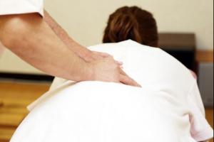 レディースソフトカイロプラクティック　アトラスセラピーの腰痛の施術画像