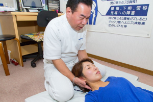 なかよし施術院の肩こりの施術風景画像です。