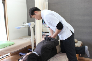 伸整骨院の腰痛の施術画像