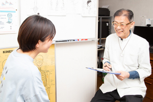 ヨコヤマ治療室の整体のカウンセリング風景の画像