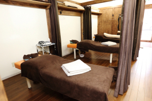 mana整骨院で整体施術を受ける内観画像