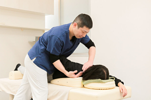 烏丸鍼灸整骨院の肩こりの施術画像