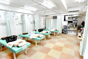 鴨居南口接骨院で整体施術を受ける内観画像