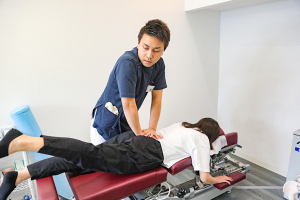 縁結鍼灸整骨院　西淀川院のトムソンベッドの施術風景画像です。