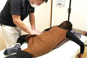 気エネルギー整体　気らく庵の骨盤矯正施術の施術風景画像です。