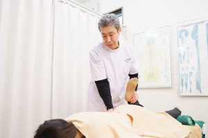 もみらく整体院の骨盤矯正の施術画像