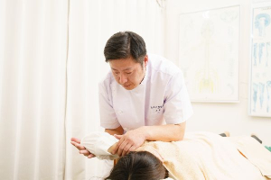もみらく整体院の肩こりの施術画像