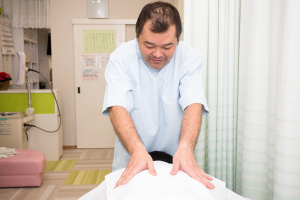 中国式気功整体院　Re+リ・プラスの肩こりの施術画像