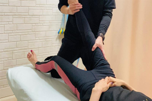 接骨院ケンシン　大宮宮原院の骨盤矯正の施術風景画像です。