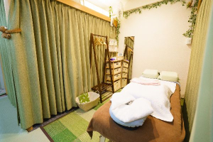 吉宗指圧治療院であん摩マッサージ指圧を受ける内観画像像