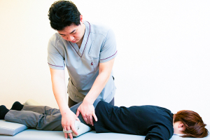 あい鍼灸院・接骨院　八戸ノ里駅院の骨盤矯正の施術画像